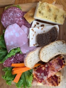 Tagliere romagnolo con salumi e formaggi a Cesena